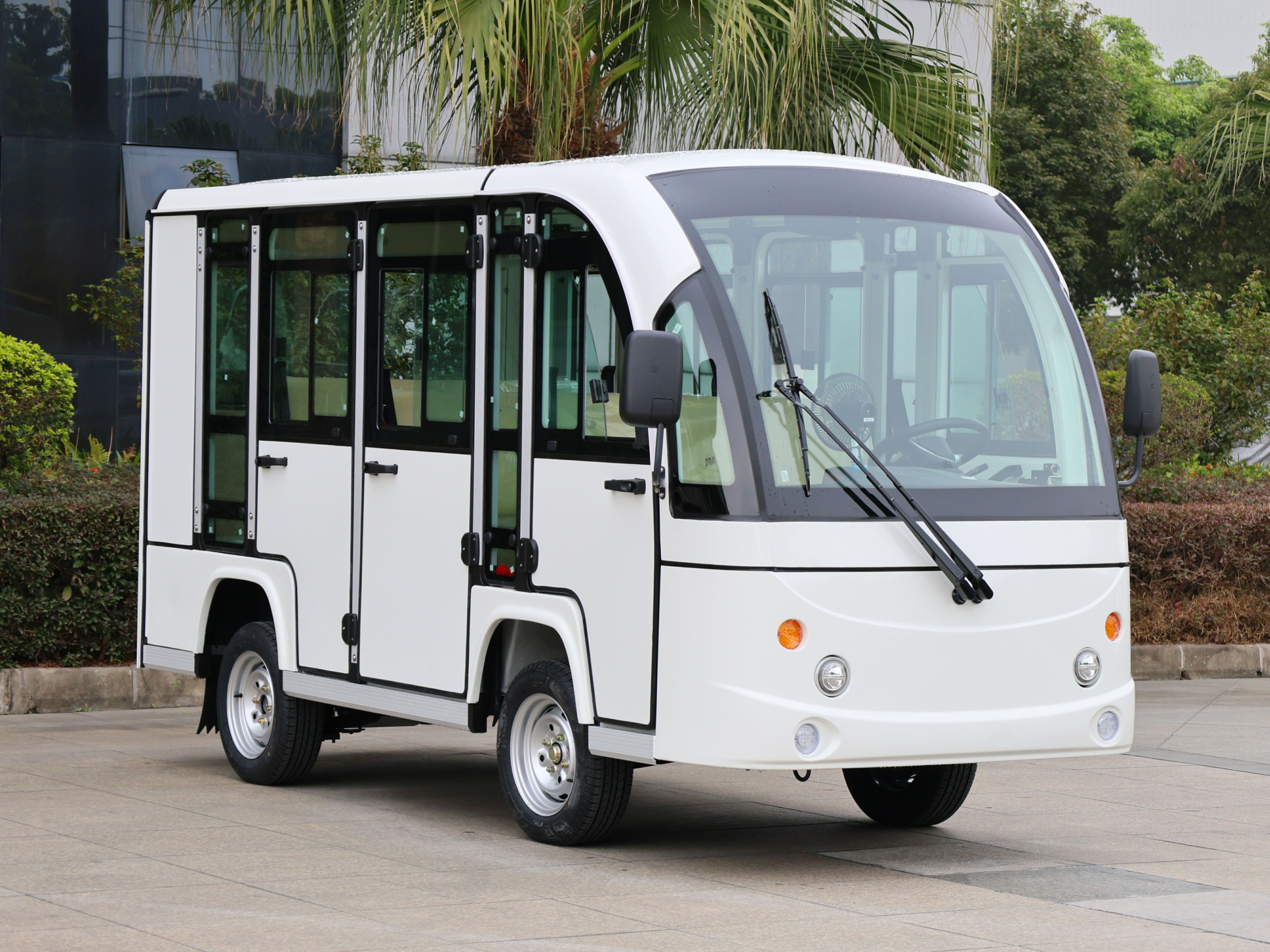 八座封閉電動(dòng)觀光車